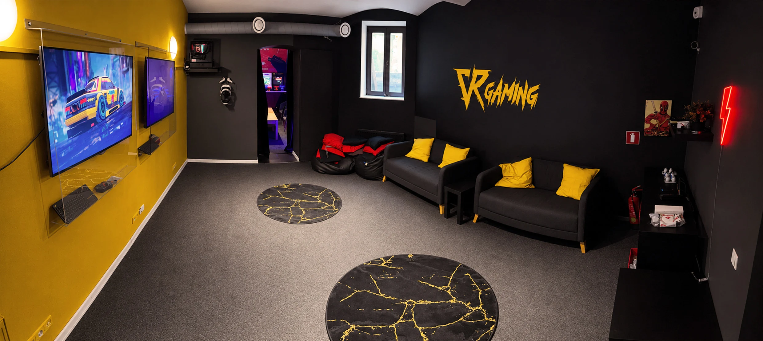 S ballītes VIP telpa ar dzelteniem akcentiem un VR spēļu vietām